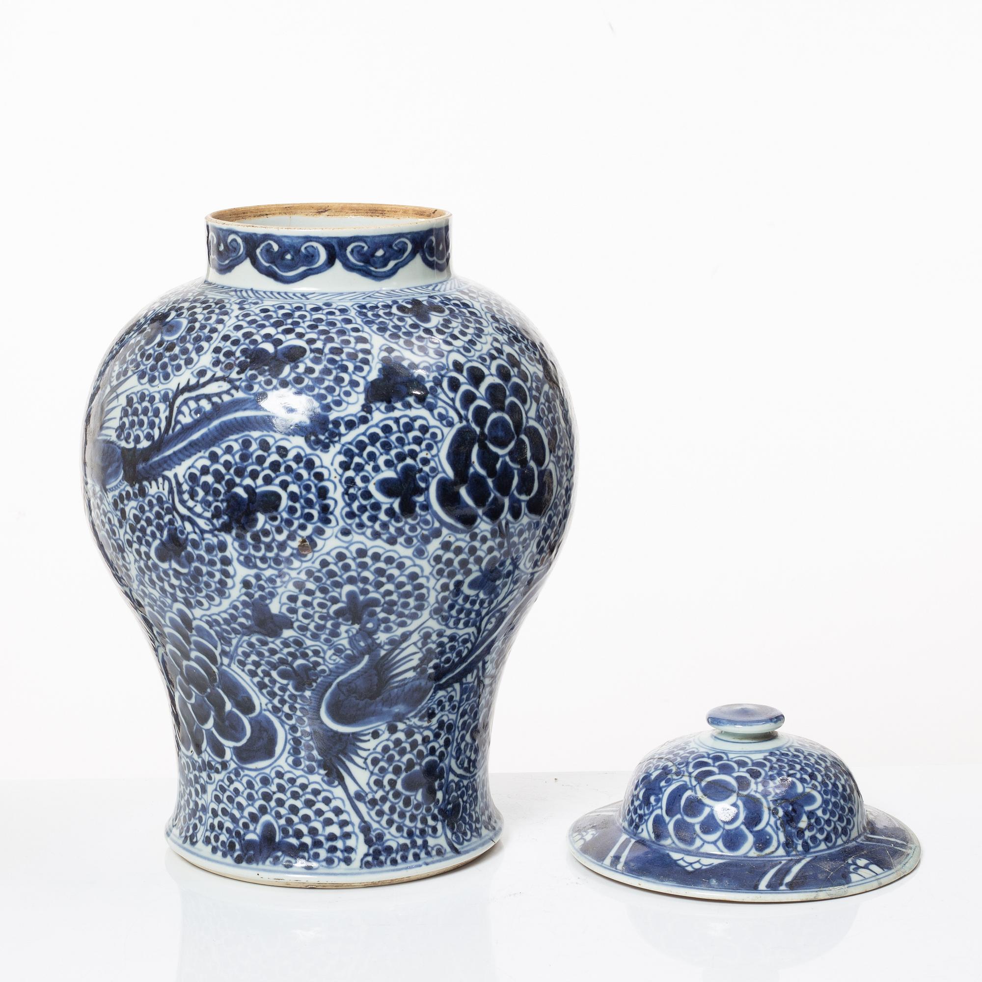 Urna med lock, porslin. Qingdynastin, 1700-tal.