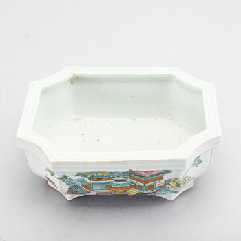 A Chinese late 19th century porcelain bowl.