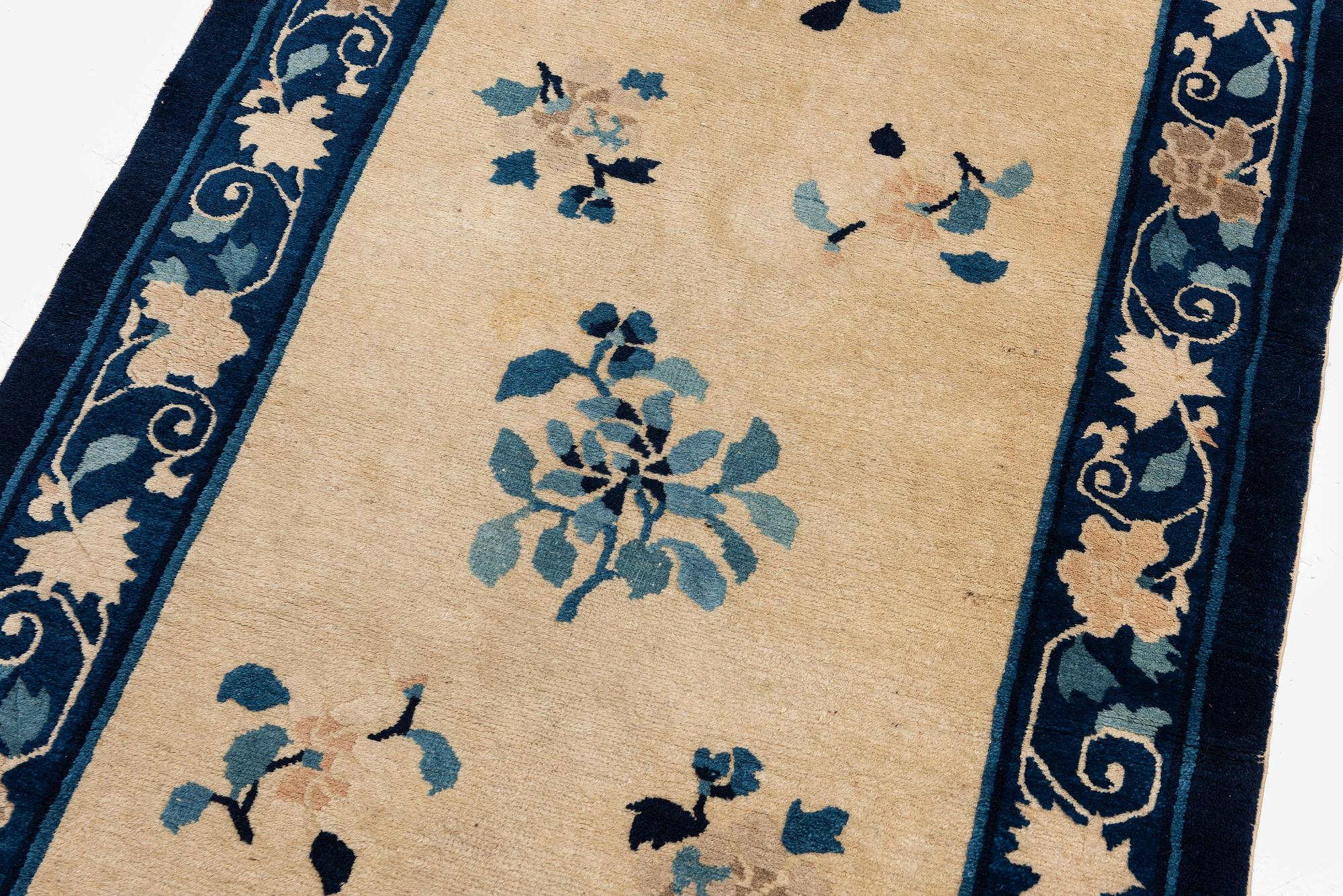 An antique/semi-antique Beijing rug, northern China, around 1920, c. 180x95 cm.