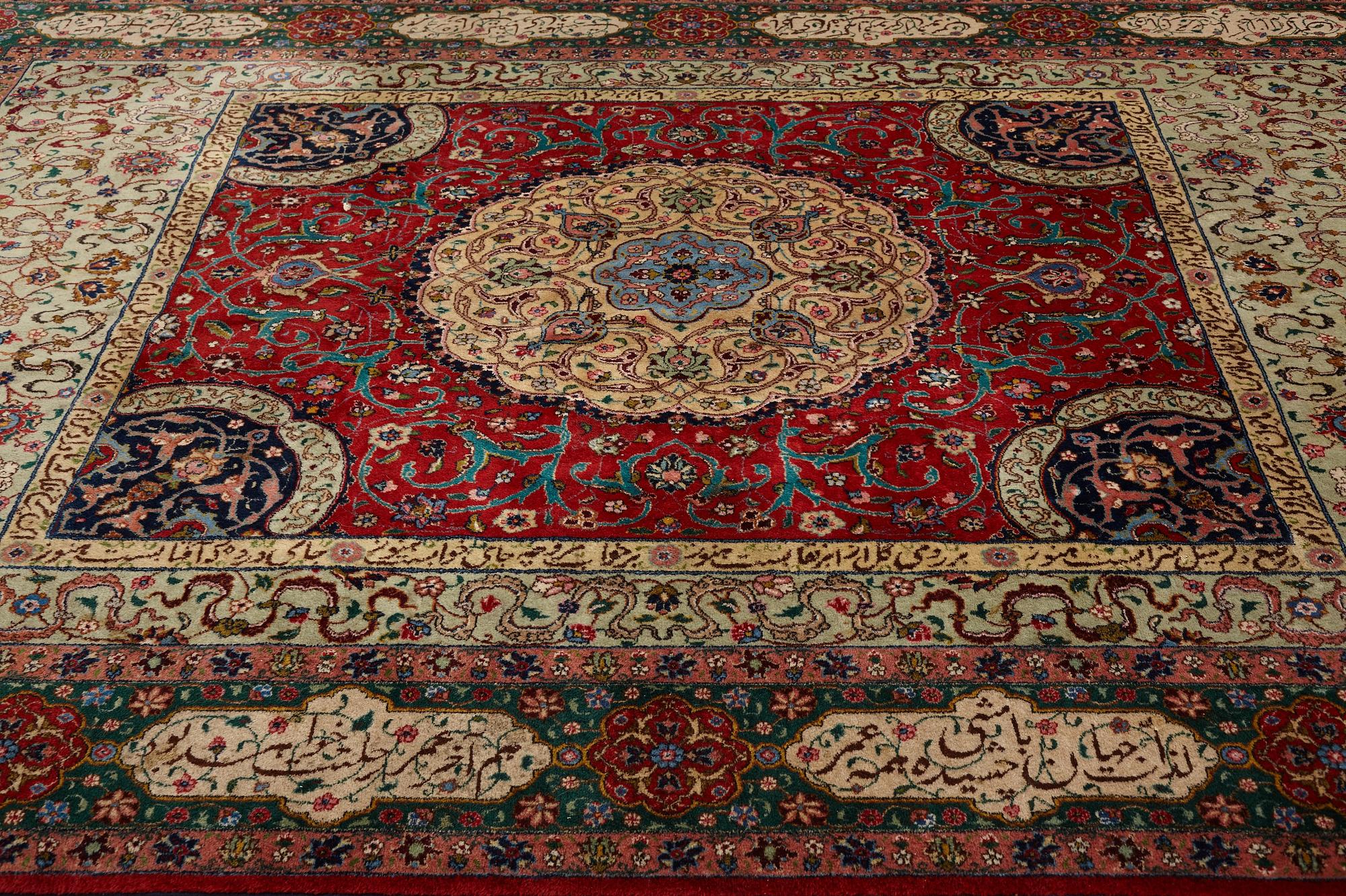 Matta, semiantik Täbris, signerad ca 335,5 x 256,5 - 261,5 cm.