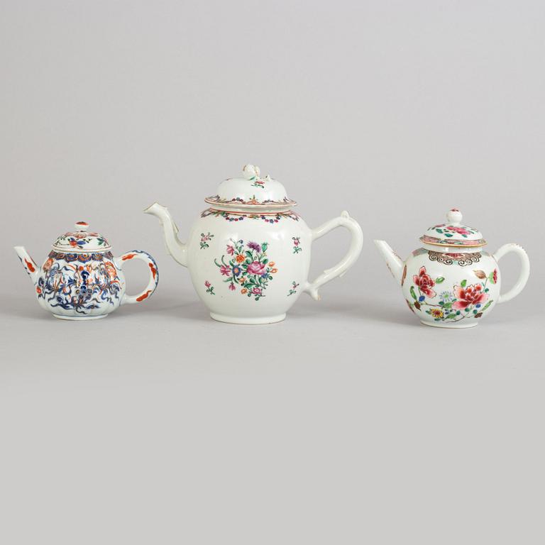 A set of three Chinese Export tea pots with covers, Qing dynasty, Qianlong (1736-95).