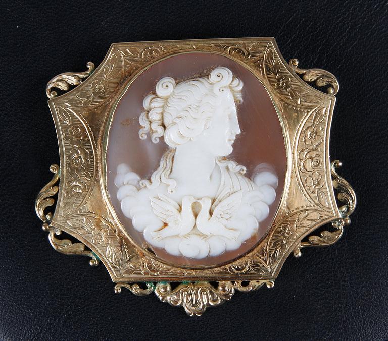 BROSCHER, 3 st, bl a 18 K guld samt snäckskalscaméer, bl a 1925 samt 1954.