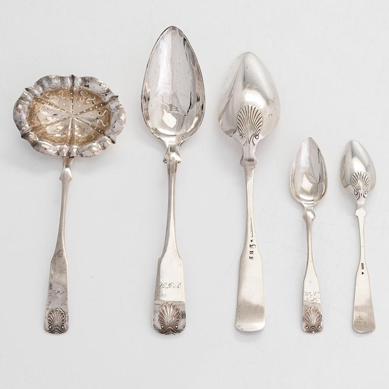 Skedar och strösked, 18 delar, silver, "Musslan", Åbo och Nådendal, 1835-1874.