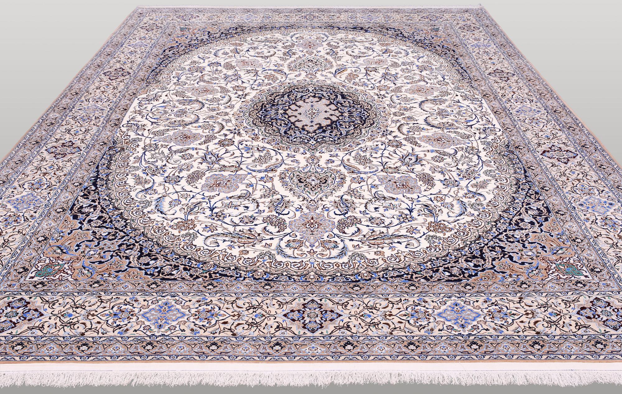 Nain part silk, 6LAA, signed, ca 392 x 300 cm.