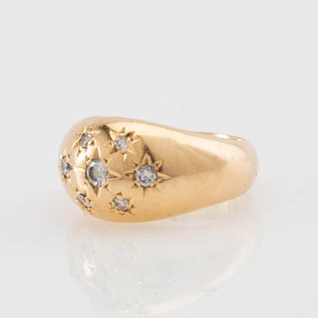 Ring, 18K gold set with round brilliant-cut diamonds.