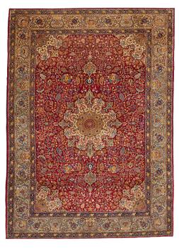 A CARPET, a semi-antique Tabriz, ca 339 x 253,5 cm.