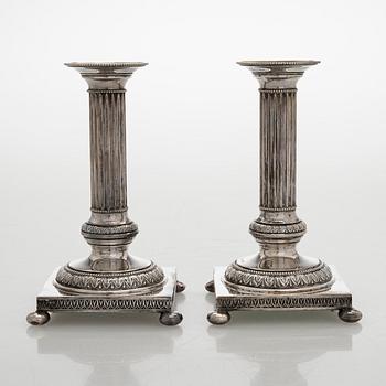 Ljusstakar, ett par, silver, Kultateollisuus, Åbo 1965 och 1970.