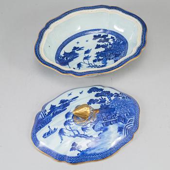 A blue and white vegetable tureen with cover, Qingdynasty, late 18th Century.