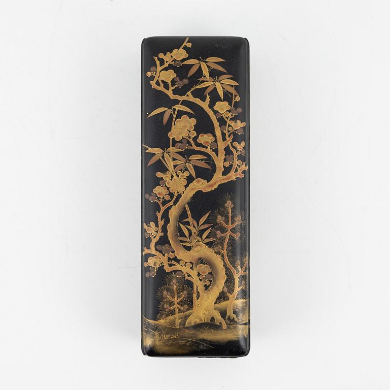 A Japanese lacquer box with cover, circa 1900.