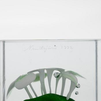 Oiva Toikka, årskub 1992, signerad Oiva Toikka Nuutajärvi 1992, numrerad 53/2000.