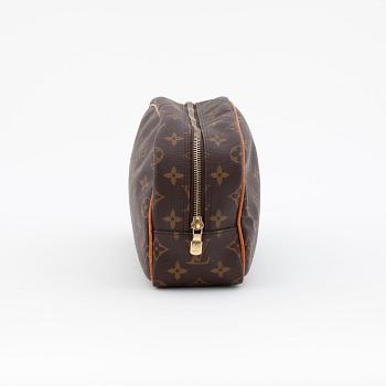 Louis Vuitton, a monogram canvas toilet bag and a sunglasses case. -  Bukowskis