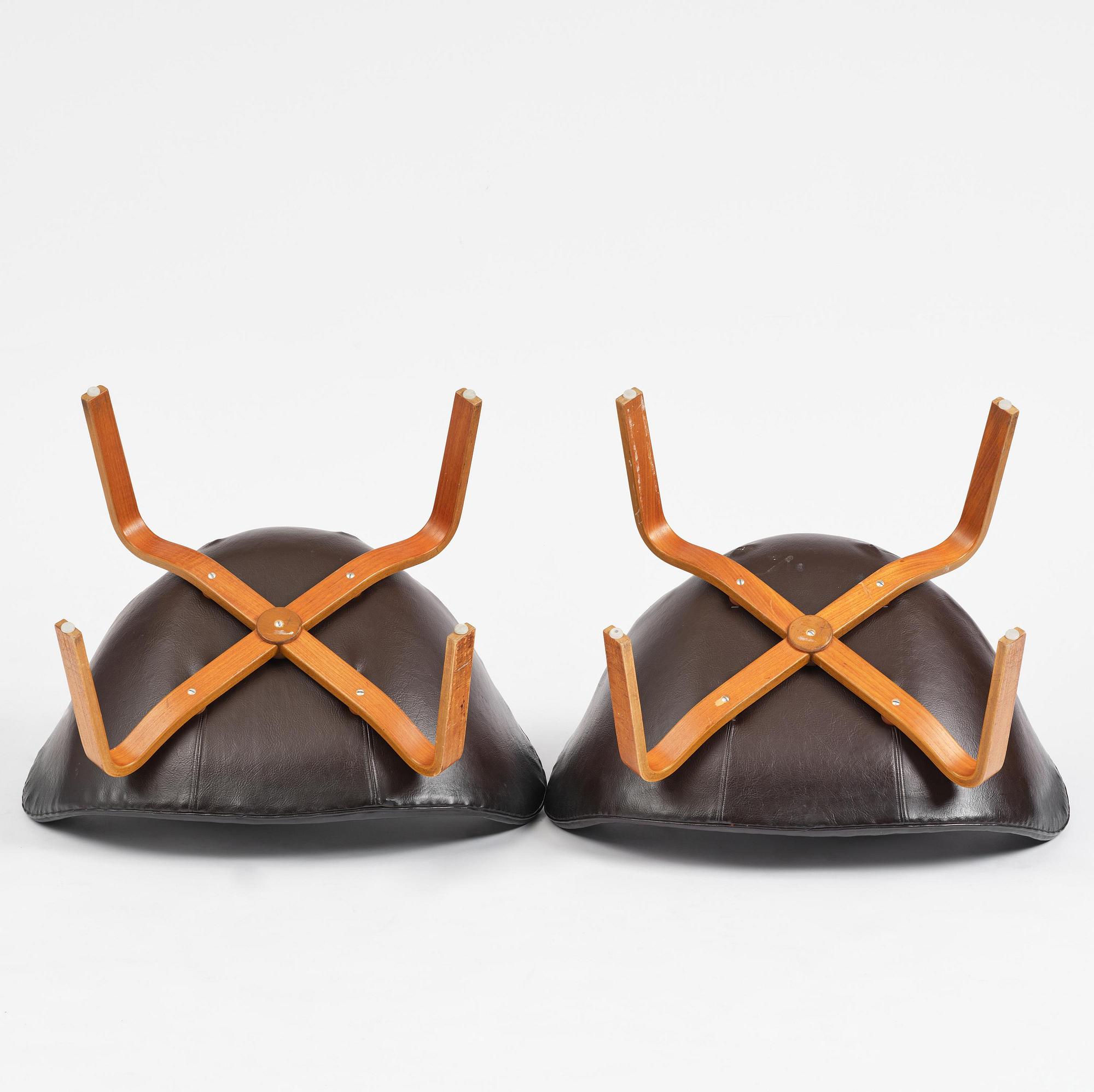 Arne Jacobsen, a pair of "Swan" armchairs, Fritz Hansen, Denmark, 1960s.