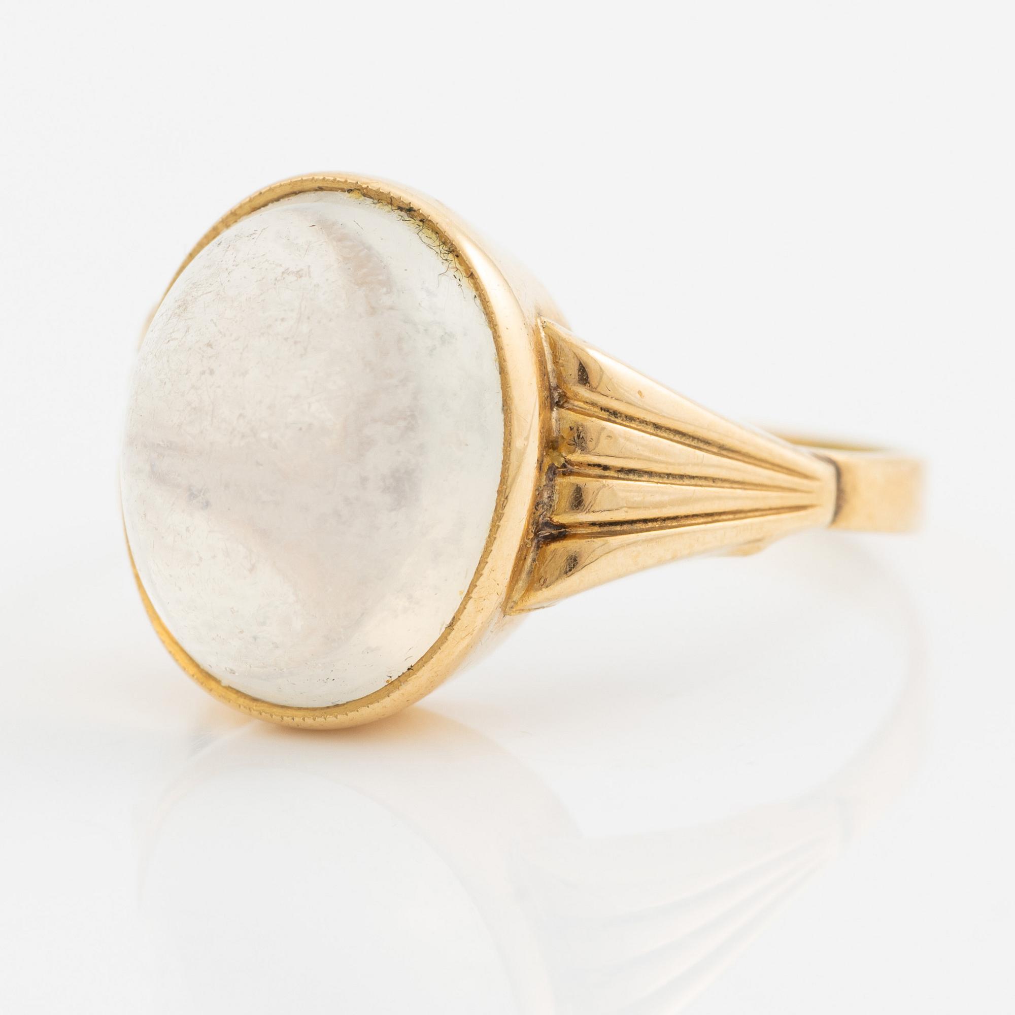 Ring, 18K guld med månsten.