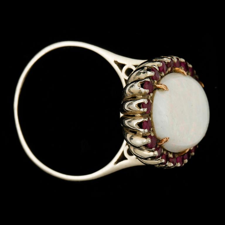 RING, vitguld 18K, opal och rubiner. Vikt ca 6 gram.