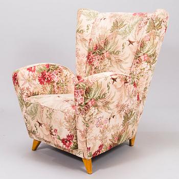 A mid-20th-century armchair.