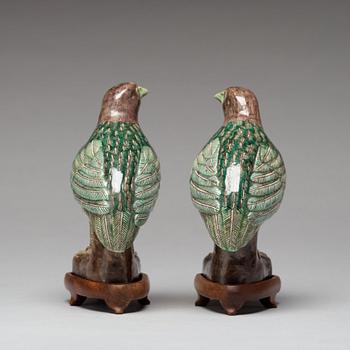 A pair of famille verte figures of quails, Qing dynasty, 19th Century.