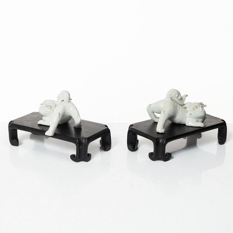 Fohundar 'shishi', ett par, porslin, Japan, hirado-stil, Meiji/Taisho, sent 1800-/tidigt 1900-tal.