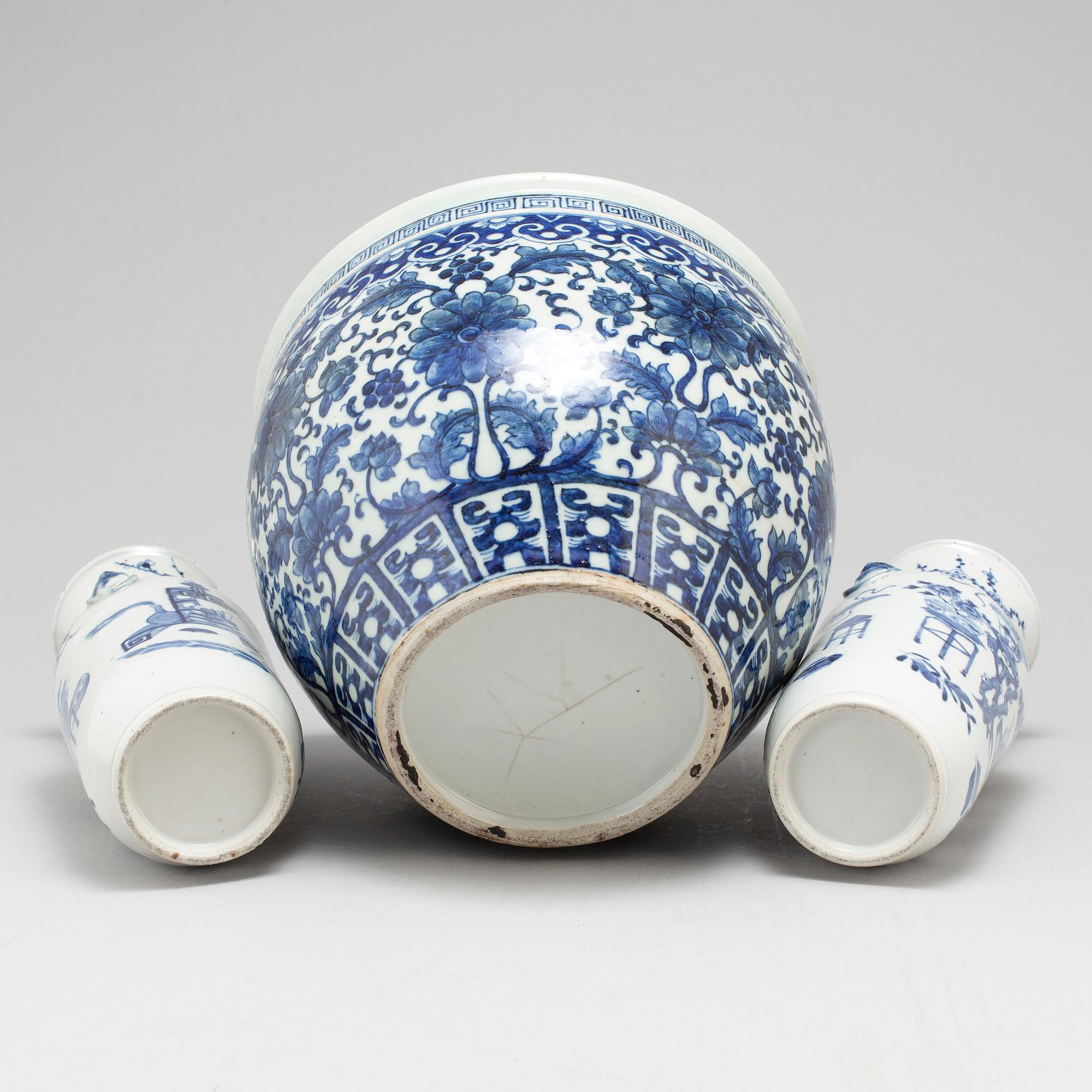 A pair of blue and white vases and pot, Qing dynasty, late 19th century.