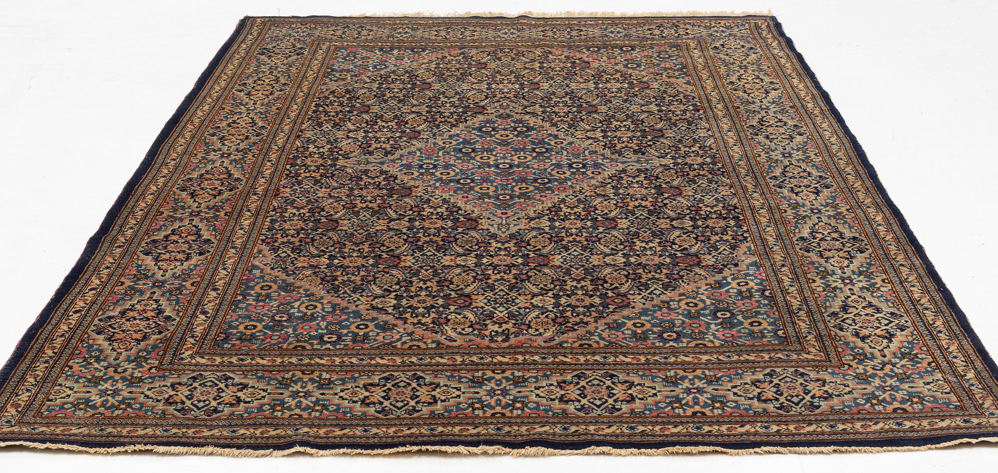 Matta, antik/semiantik Täbris. 
ca 312 x 208 cm.