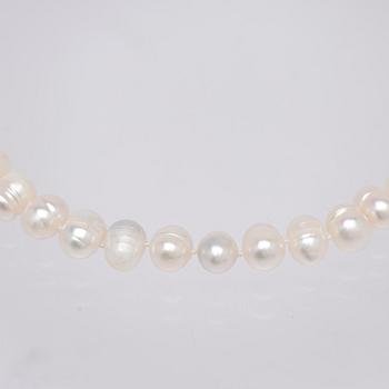 Necklace, cultured freshwater pearls and clasp 14K gold.