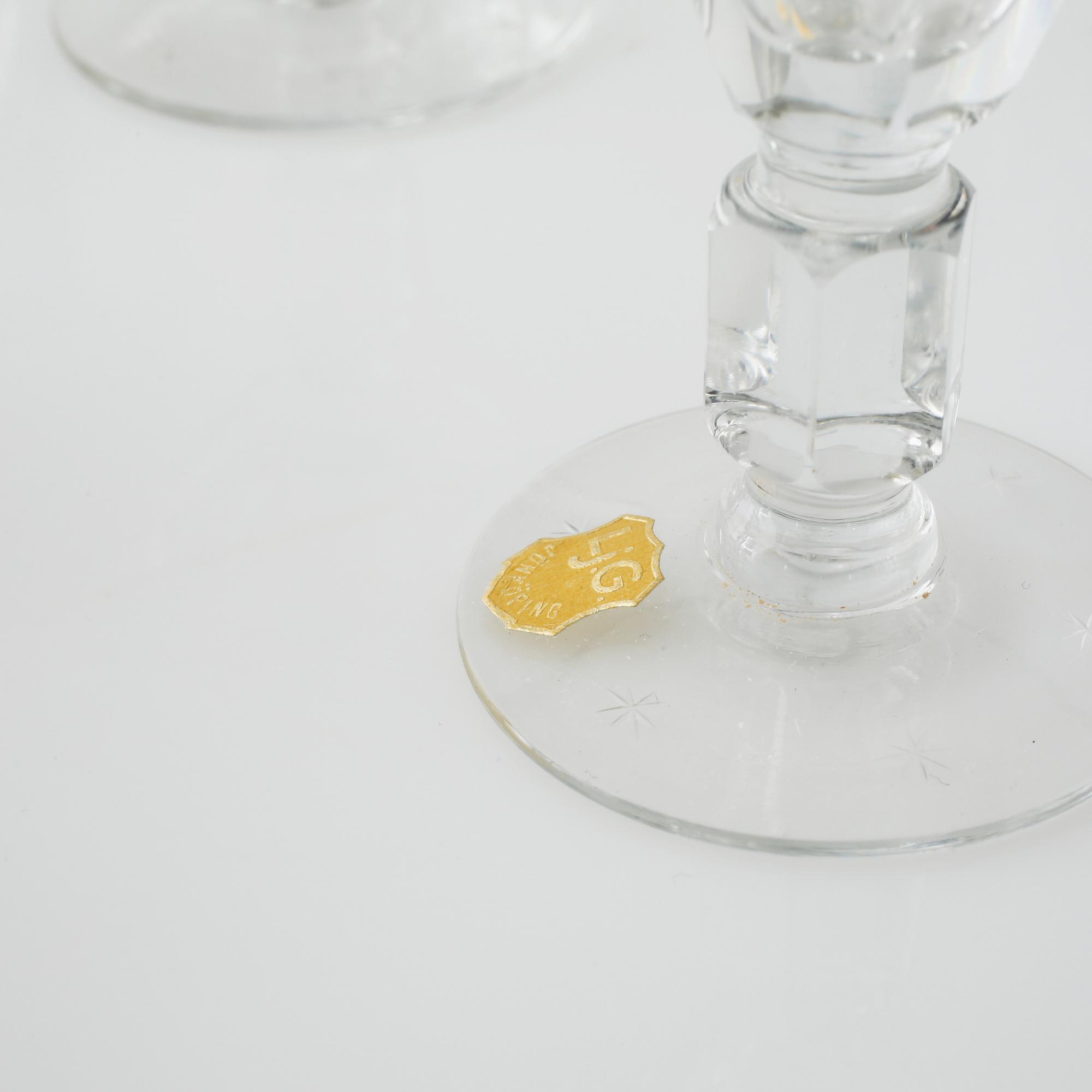 30 pieces of glass from the mid 20th century.