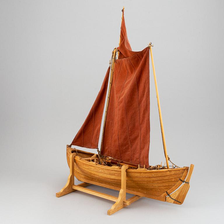 Båtmodell, robåt från Fjällbacka, signerad "Peter Schmidt 2009".