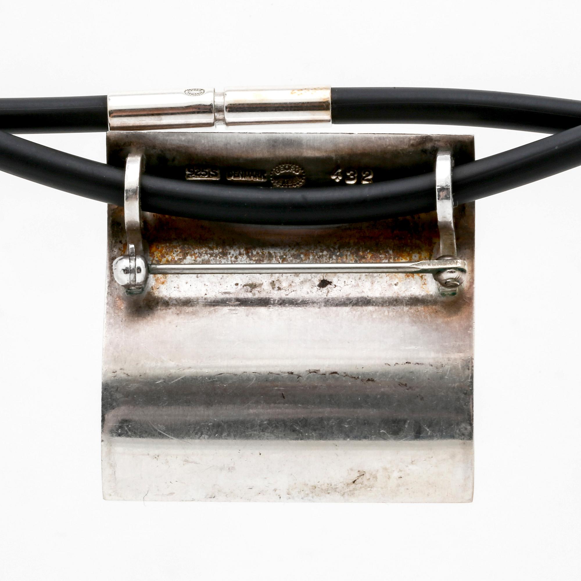 Georg Jensen hänge/brosch på gummi-vajer, sterling silver, ca 4 x 4 cm, längd ca 45 cm, nr 432.