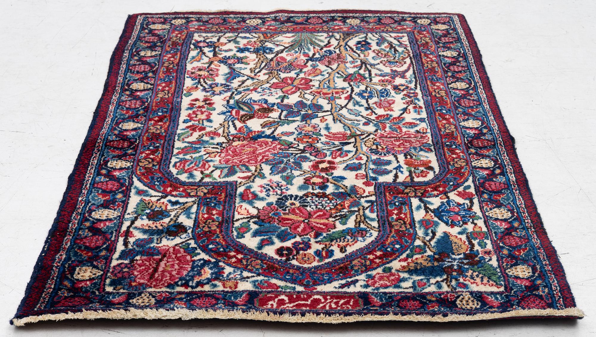 A semi-antique Meshad rug, signed, approx. 133 x 85 cm.