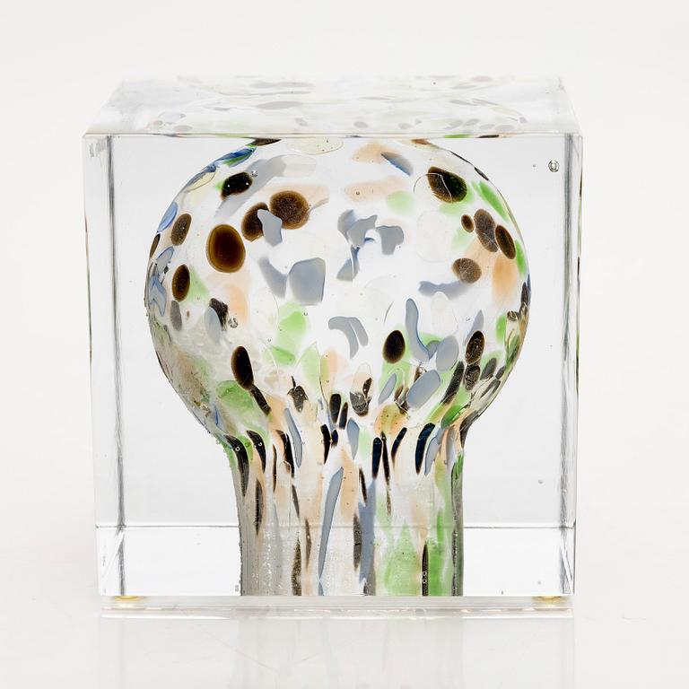 Oiva Toikka, an annual glass cube signed Oiva Toikka Nuutajärvi 2014, numbered 67/2000.