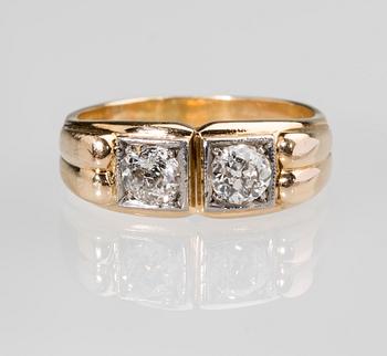 RING, 14 k guld med gammalslipade diamanter, totalt ca 0.80 ct. Vikt ca 8 g.