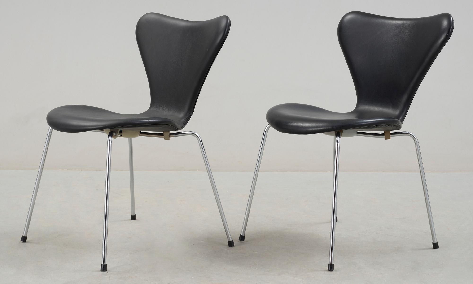 STOLAR, ett par, "Sjuan", Arne Jacobsen, Fritz Hansen, formgiven 1955.