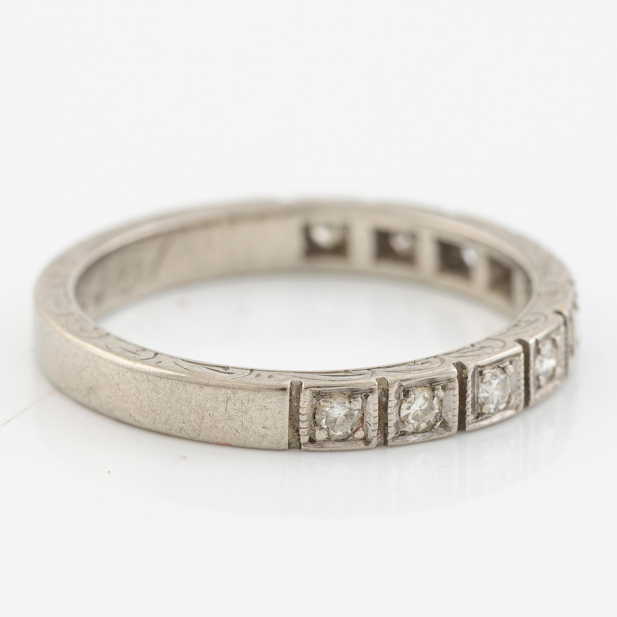 Alliance ring, 18K white gold set with small eight-cut diamonds.