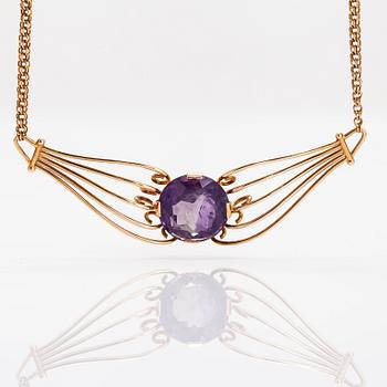 A 14K gold necklace, with an amethyst. Auran Kultaseppä, Turku.