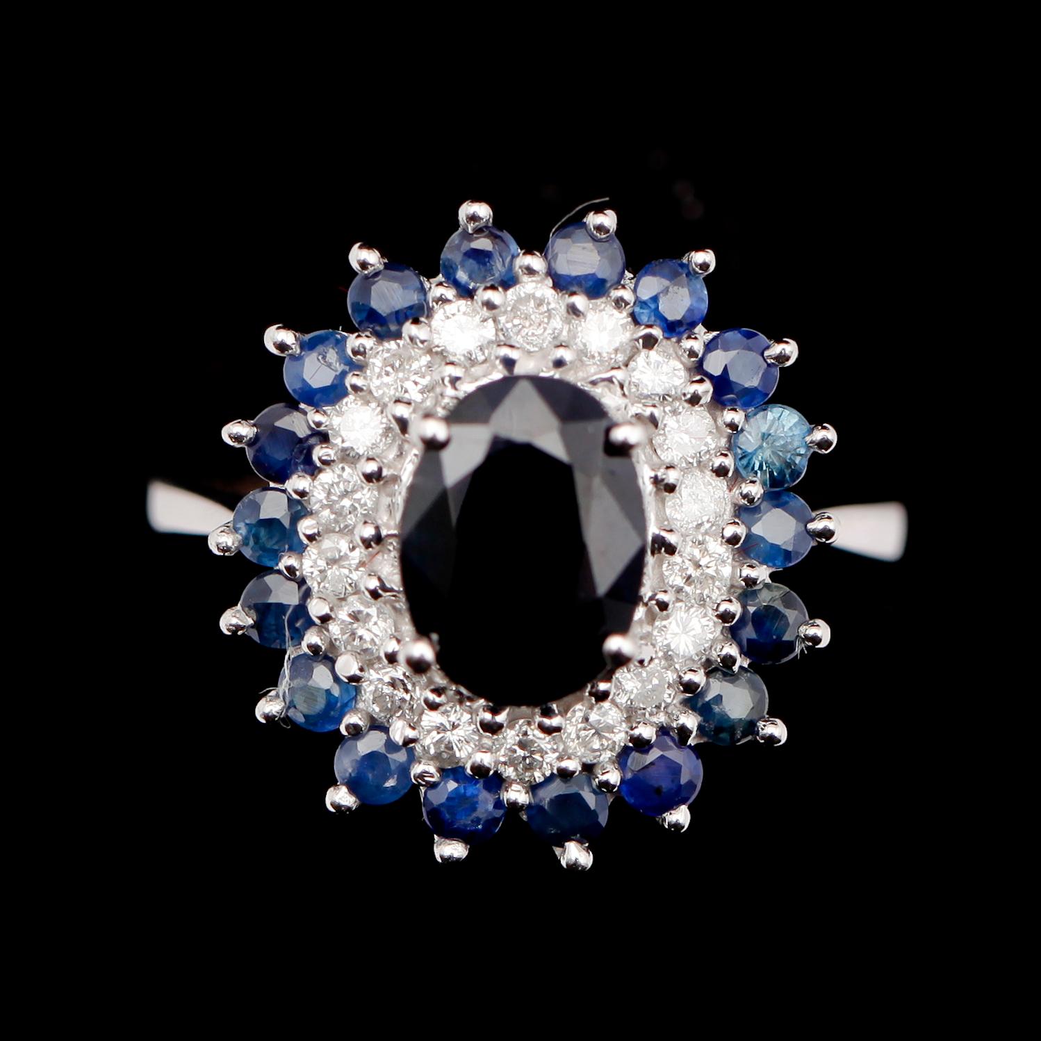RING, 10 k vitguld, safirer tot  ca 2.96 ct samt briljantslipade diamanter tot 0.53 ct.