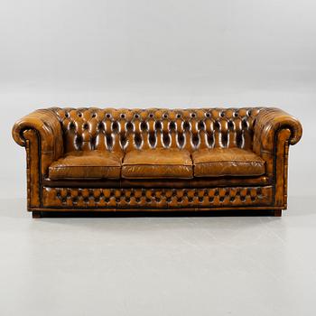 BÄDDSOFFA, Chesterfield-modell, 1900-talets andra hälft.