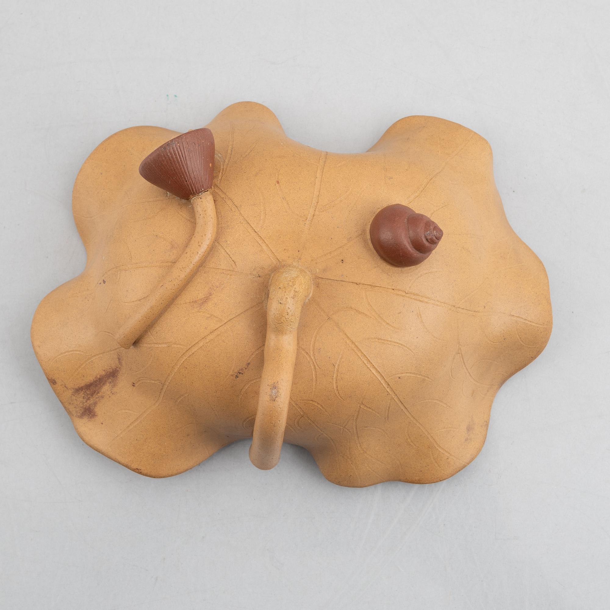 Koppar med fat, tre stycken, samt skål på lotusblommor, Yixinggods, Kina, tidigt 1900-tal.