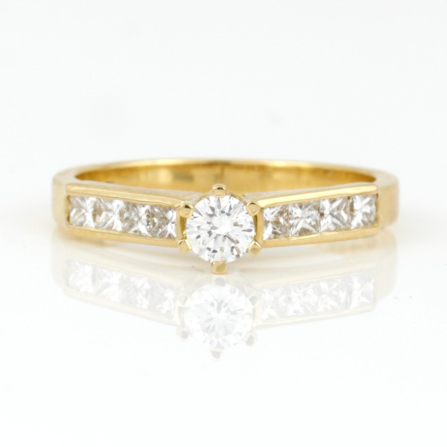 RING, 18K guld med briljant och prinsesslipade diamanter, tot ca 0,65 ct. Vikt 3,11 g.