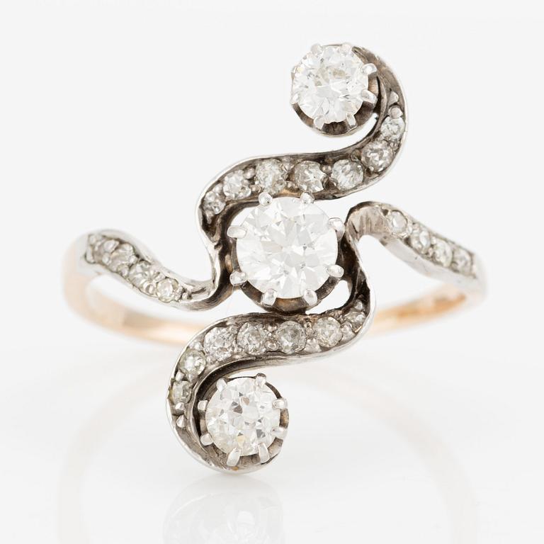 Ring in gold with old-cut diamonds.