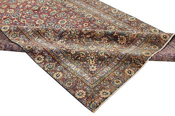 A carpet, Kashan, ca 325 x 209 cm.