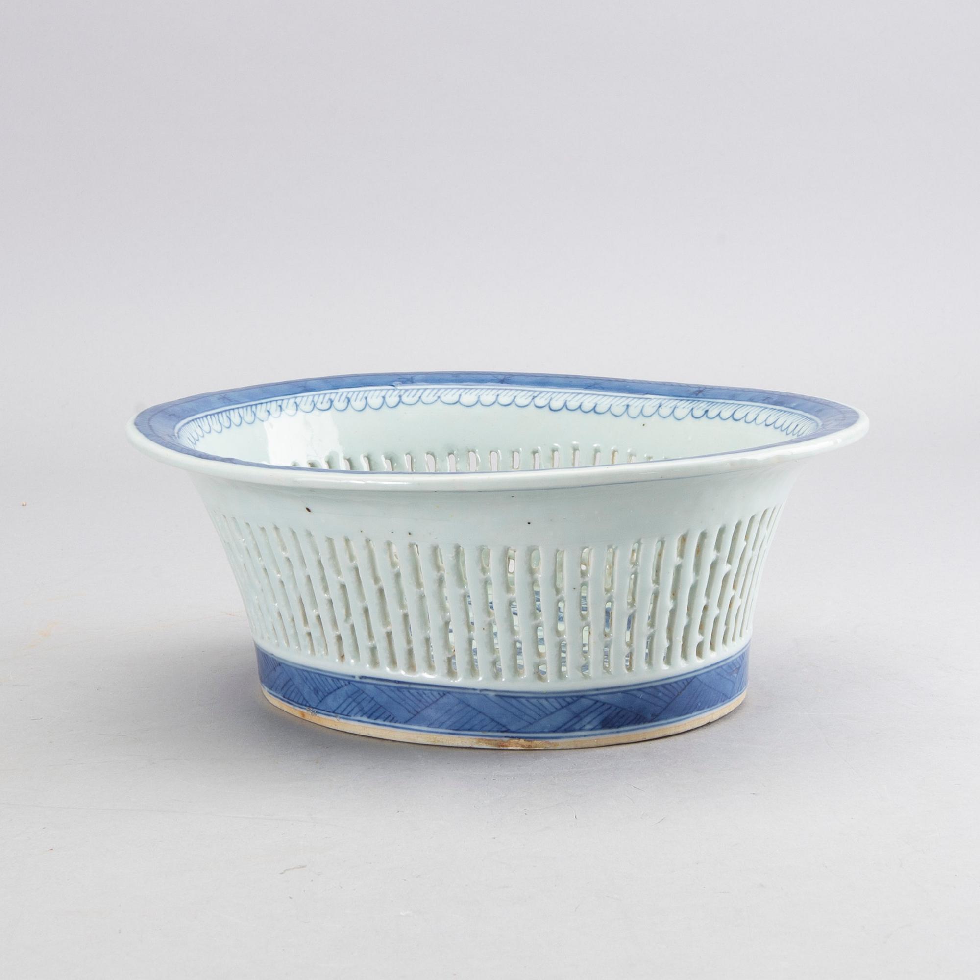 CHESTNUT BASKET, Porcelain, Qing dynasty, Jiaqing (1796-1820).