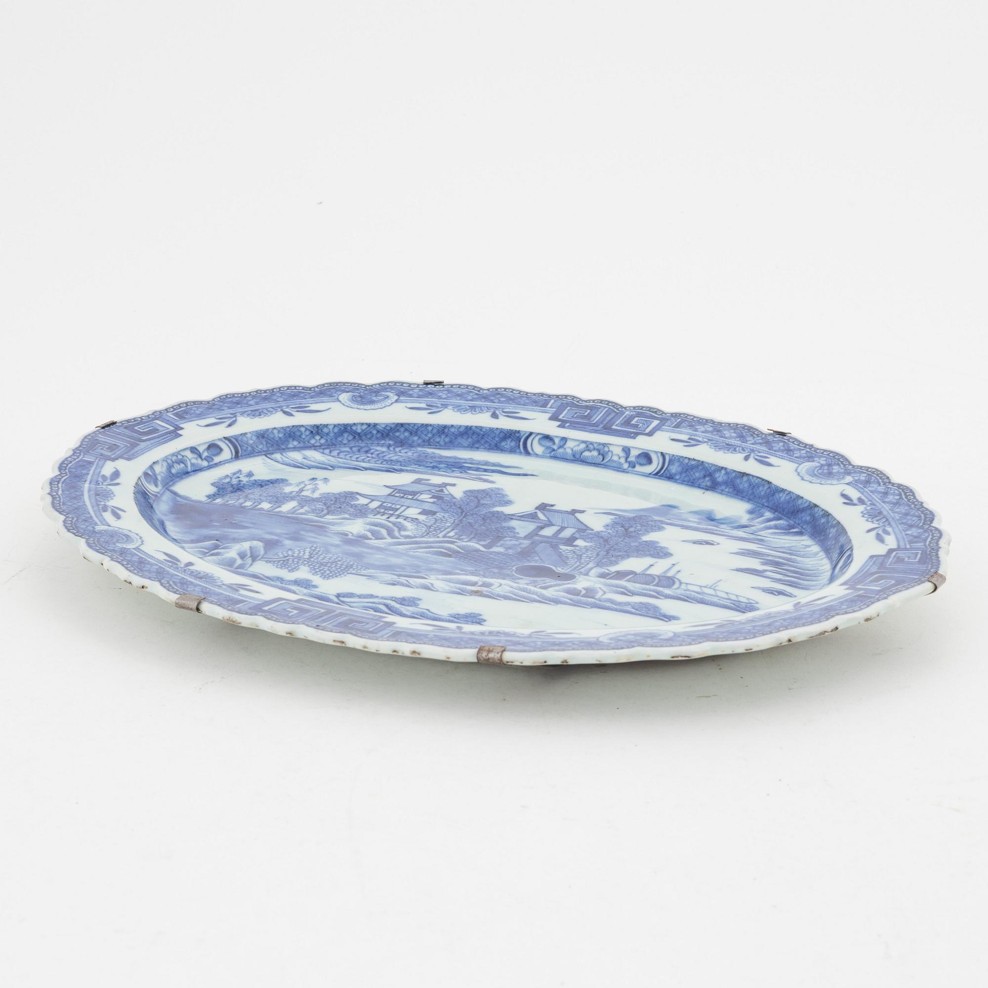 A Chinese porcelain blue and white charger, Qing Dynasty,  Qianlong (1736-95).