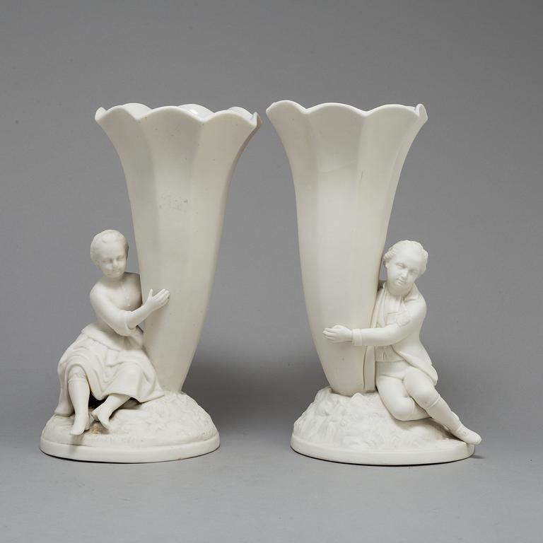 BLOMVASER, ett par, parian, Gustafsberg, ca år 1900.