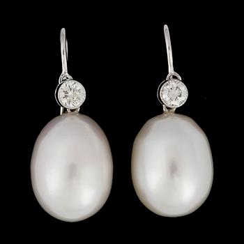 276. A pari of fresh water pearl and brilliant cut diamond earrings, tot. 0.32 cts.