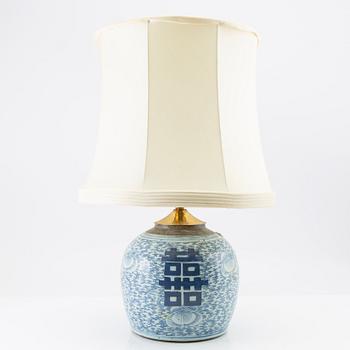 A blue and white chinese jar mounted as a lamp, late Qing dynasty, circa 1900.