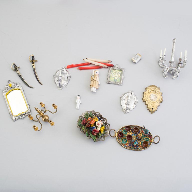 DOCKSKÅPSMÖBLER OCH TILLBEHÖR, ca 40 delar främst metall, bland annat av Rock & Graner, Tyskland 1800/1900-tal.