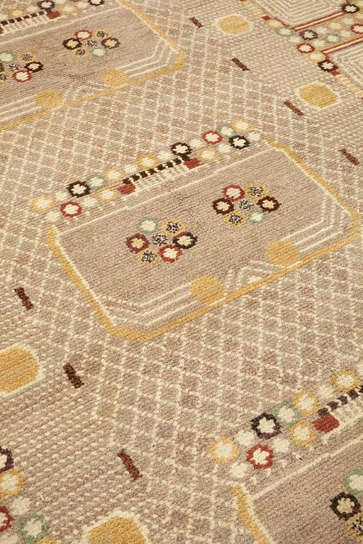 Barbro Nilsson, matto, "Krabban, grå", knotted pile, ca 272-277 x 178,5-183 cm, signed AB MMF BN.