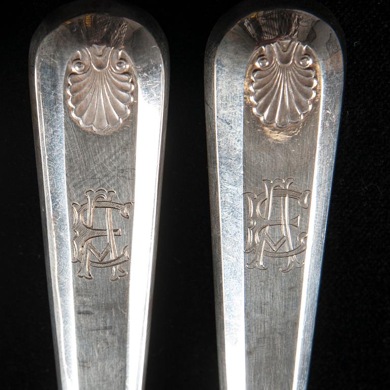 BESTICK, 6+6 "Musslan" silver, Helsingfors 1936-1950. Knivbladen stål. Sammanlagd vikt ca 748 g.