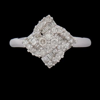 RING, 18k vitguld med briljant och baguettslipade diamanter,0.48 ct. Vikt 2,2 g.