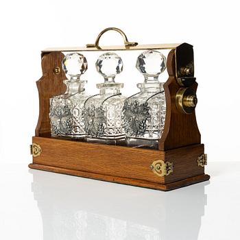 A wooden box with three glass flasks, Birmingham, circa 1900.