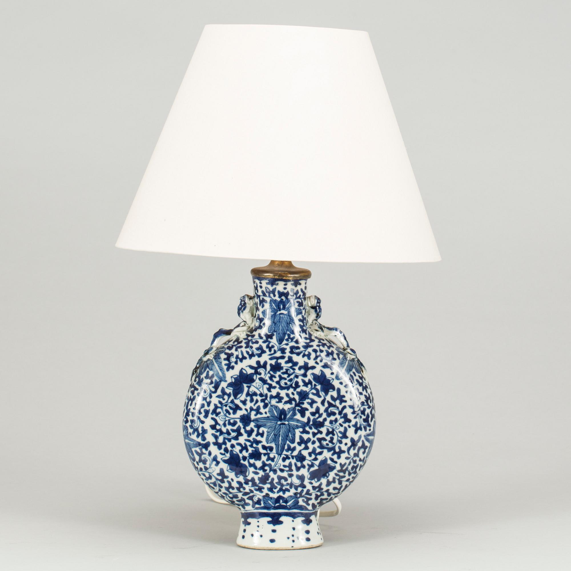 BORDSLAMPA/PILGRIMSVAS, porslin Kina 1800-tal.